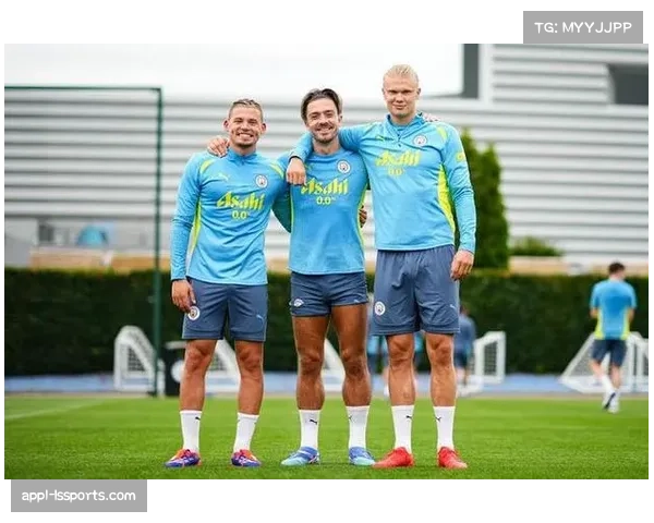 曼城发布欧冠四分之一决赛次回合赛前训练图,哈兰德参与全队合练